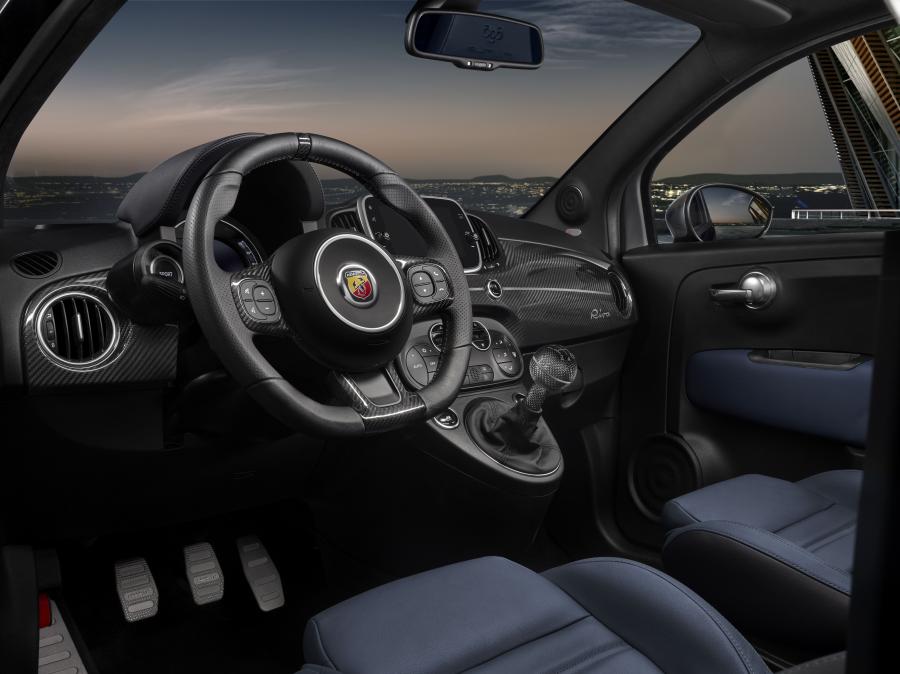 Интерьер Abarth 695 Rivale 175 Anniversary (312) 2017 года  (фото 22 из 23)